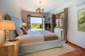 5 bedrooms, iron/ironing board, free WiFi, bed sheets