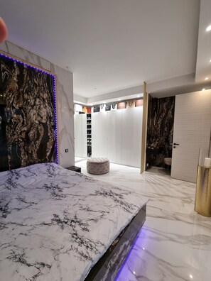 5 bedrooms, WiFi, bed sheets