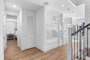 9 Schlafzimmer, Schreibtisch, Bügeleisen/Bügelbrett, kostenloses WLAN