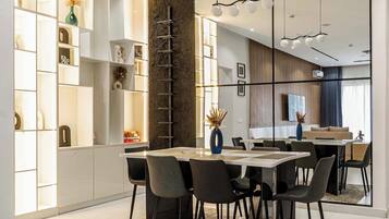 Apartemen Ekonomi, balkon, pemandangan kota | Ruang makan