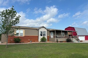 Exterior - Spacious 3BR Home + Barn Theater in the Country Between Dallas & Houston (Rice)