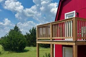 Property grounds - Spacious 3BR Home + Barn Theater in the Country Between Dallas & Houston (Rice)