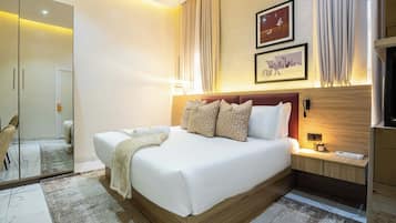 Apartemen Ekonomi, balkon, pemandangan kota | Brankas, meja kerja, ruang kerja ramah laptop, dan tirai kedap cahaya