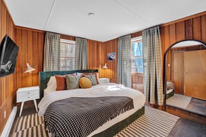 4 bedrooms, iron/ironing board, internet, bed sheets