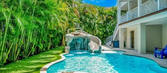 Tropical Hideaway - Luxury home near dining & beach