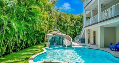 Tropical Hideaway - Luxury home near dining & beach