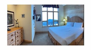 4 bedrooms, WiFi, bed sheets - NEW! Ski-In/Out 4BR - Glades 3A w/ Hot Tub & Garage (Sandpoint)