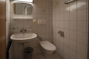 シャワー、ヘアドライヤー、タオル、トイレットペーパー