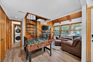 تلفزيون، مدفأة، كرة قدم الطاولة