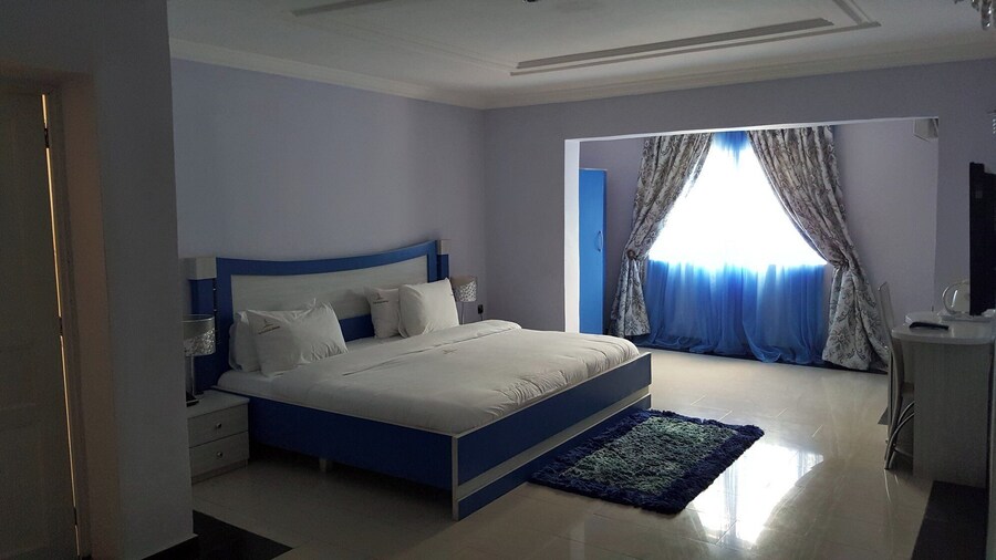 Top-Notch Suites and Apartment