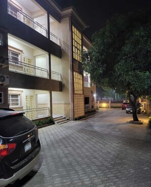 Fachada da propriedade à noite