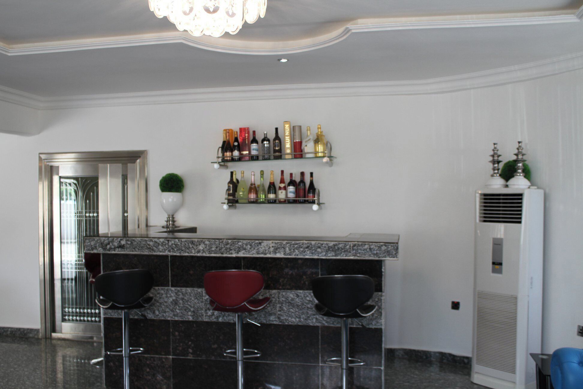 Deluxe-Apartment, Balkon, Stadtblick | Minibar