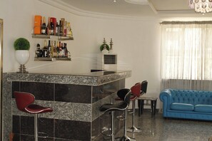 Apartamento luxo, sacada, vista para a cidade | Minibar
