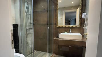 Comfort Double Room, Balcony, Beach View | Bathroom