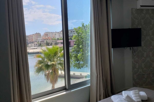 Comfort dubbelrum - balkong - utsikt mot stranden | VÀrdeförvaringsskÄp pÄ rummet, skrivbord och gratis wi-fi