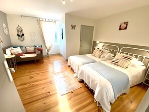 3 quartos, ferros/tábuas de passar roupa, roupa de cama