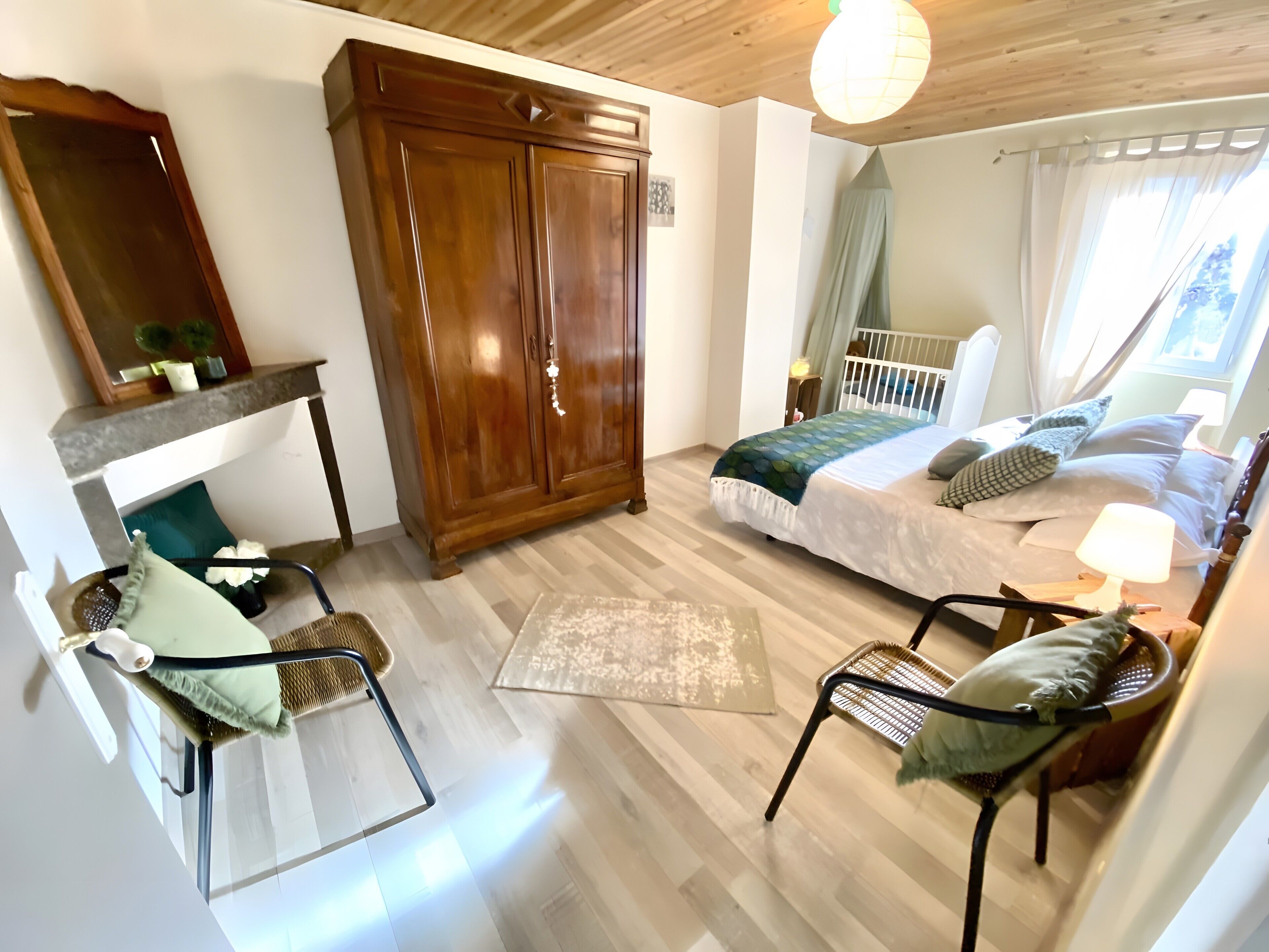 3 bedrooms, iron/ironing board, bed sheets