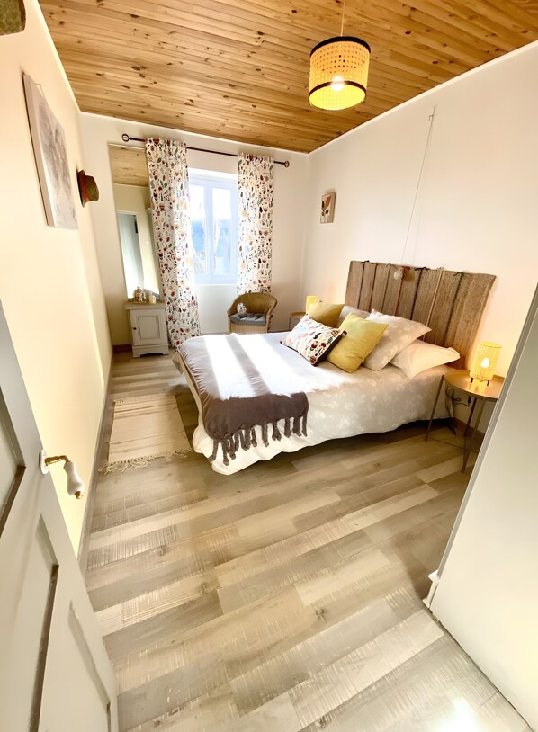 3 bedrooms, iron/ironing board, bed sheets
