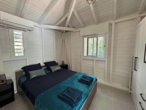 2 bedrooms, iron/ironing board, internet, bed sheets