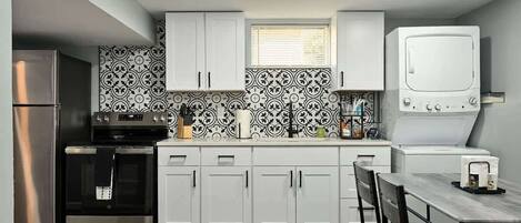 Kylskåp, mikrovågsugn, ugn och spishäll