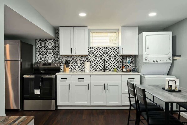 Réfrigérateur, micro-ondes, four, plaque de cuisson