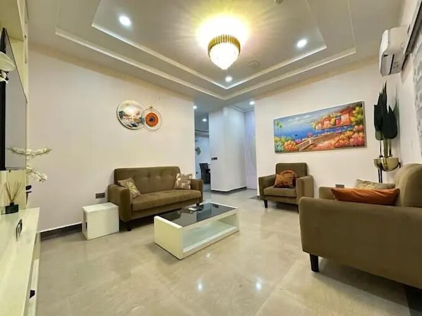 Comfort Apartment, Balcony, City View | Living area