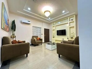 Comfort Apartment, Balcony, City View | Living area