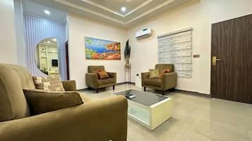 Apartamento Confort, balcón, vistas a la ciudad | Zona de estar