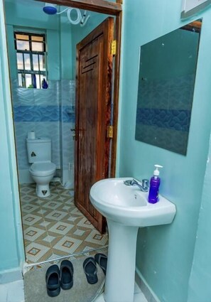 Deluxe-Studio | Badezimmer | Dusche, kostenlose Toilettenartikel, Hausschuhe, Handtücher