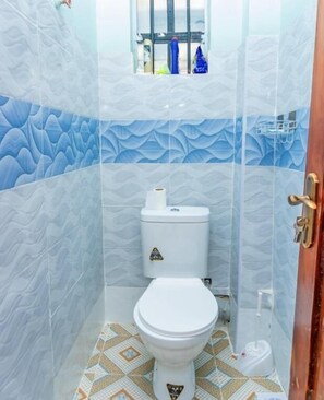 Deluxe-Studio | Badezimmer | Dusche, kostenlose Toilettenartikel, Hausschuhe, Handtücher