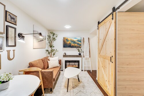 Cozy and Chic 2BD/2BA Basement Suite with AC in U District 15 min Walk to Campus