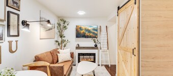 Cozy and Chic 2BD/2BA Basement Suite with AC in U District 15 min Walk to Campus