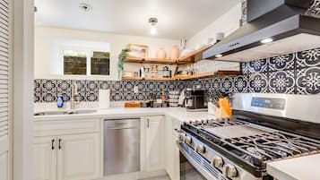 Microondas, horno, parrilla de estufa y lavavajillas