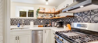 Cozy and Chic 2BD/2BA Basement Suite with AC in U District 15 min Walk to Campus