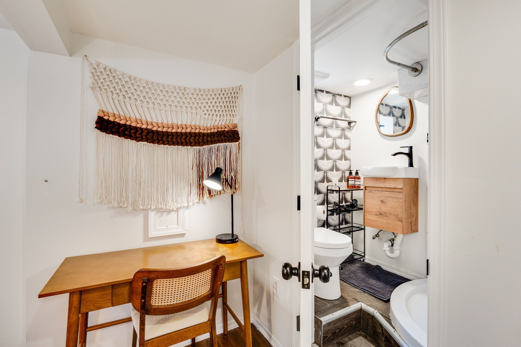 Douche, sèche-cheveux, serviettes fournies, savon