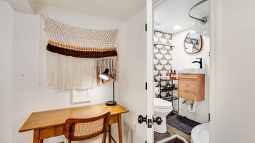 Douche, sèche-cheveux, serviettes fournies, savon