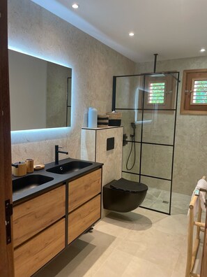 シャワー、ヘアドライヤー、タオル、石鹸