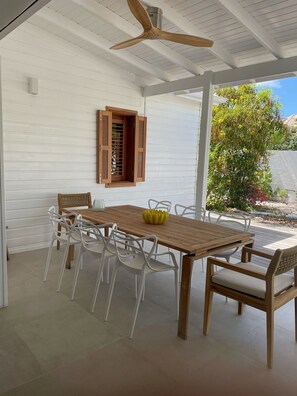 屋外ダイニングエリア