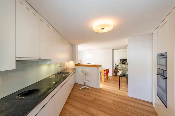 Kühlschrank, Mikrowelle, Ofen, Geschirrspüler