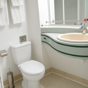 Combined shower/tub, hair dryer, towels, soap - Nile Cruise Harmony every Monday from Aswan 3 nights and every Thursday from Luxor 4 nights (Aswan)