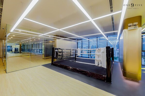 Fitness facility - Free Parking w/Balcony, Pool & Gym, MRT 200m Away (Huai Khwang)