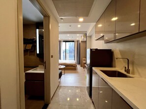 1 bedroom, desk, iron/ironing board, WiFi - Free Parking w/Balcony, Pool & Gym, MRT 200m Away (Huai Khwang)