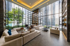 Interior - Free Parking w/Balcony, Pool & Gym, MRT 200m Away (Huai Khwang)