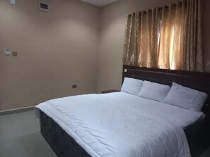 Apartamento luxo, sacada, vista para a cidade | Escrivaninha, espaço de trabalho para notebook, quartos à prova de som
