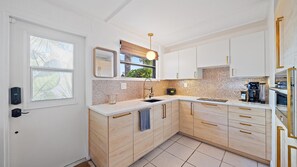 Kjøleskap, mikrobølgeovn, ovn og kokeplater