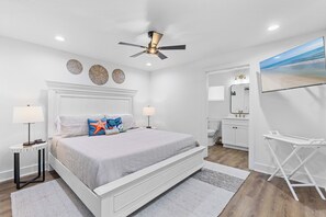 4 bedrooms, desk, iron/ironing board, free WiFi - 🏖️Steps to Beach | Perfect for Large Groups | Flip Flop Living North🏖️ (New Smyrna Beach)