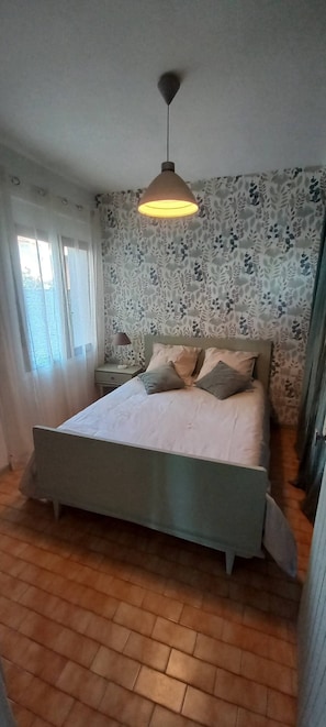 1 quarto, ferros/tábuas de passar roupa, roupa de cama