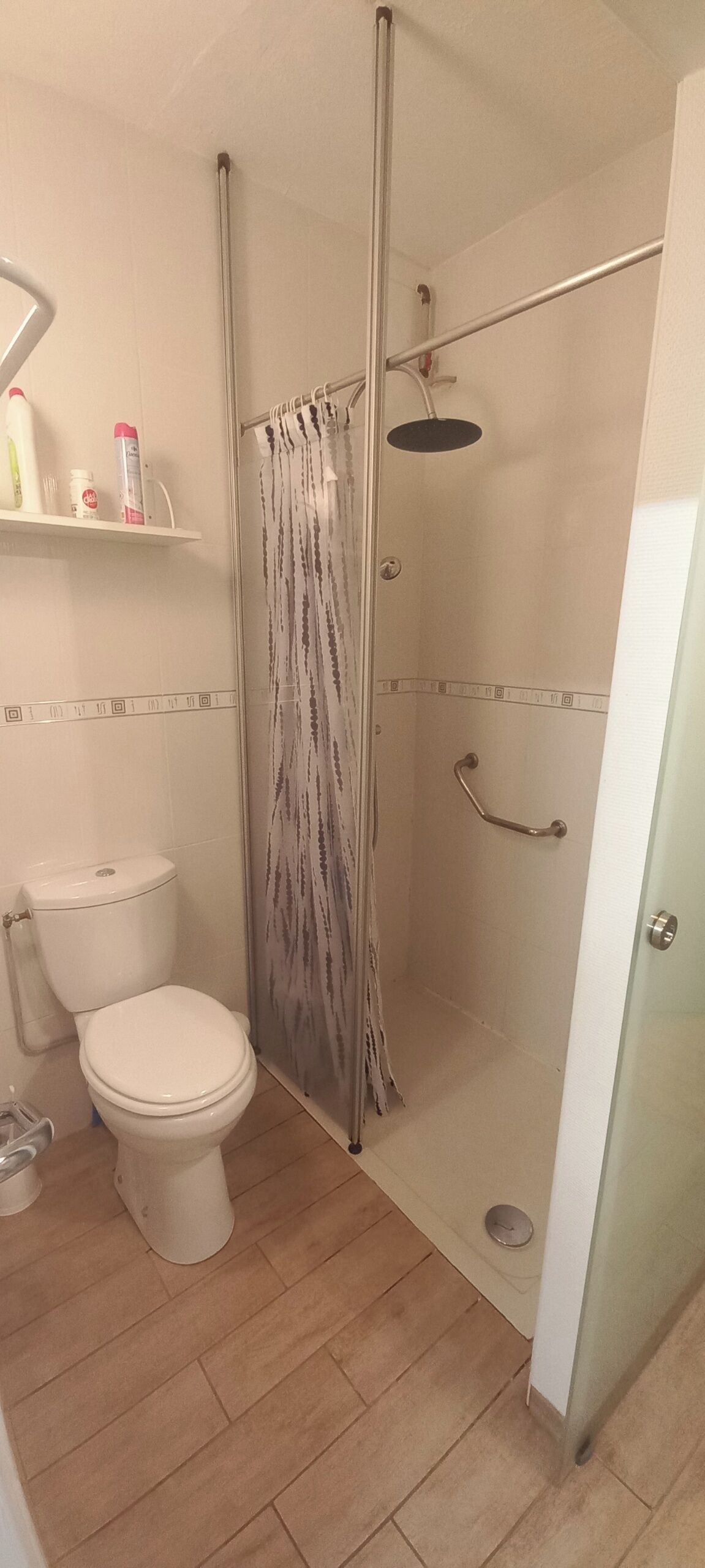 Regadera, secadora de cabello, toallas, papel de baño 