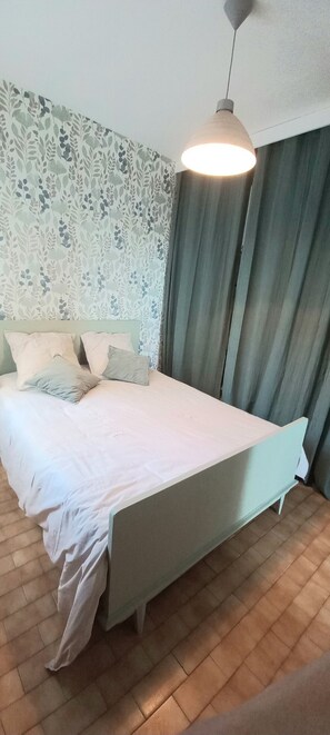 1 chambre, fer et planche à repasser, draps fournis