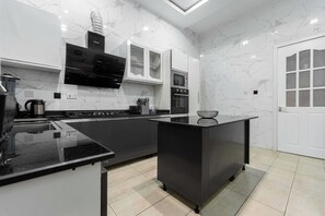 Private kitchen - Jam Manor Suites and Apartment (Abuja)